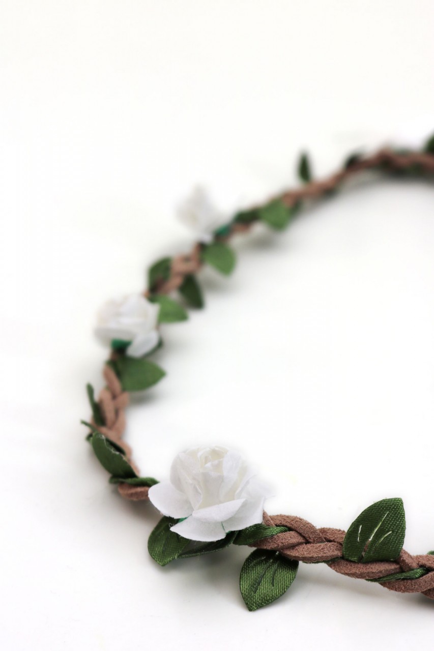Vorschau: filigranes Haarband mit kleinen weißen Blüten