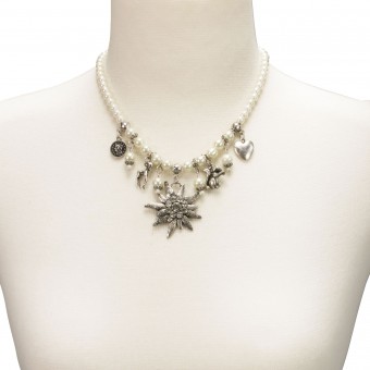 Traditional Pearl Necklace Sophia