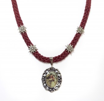 Naszyjnik Dirndl z amuletem w kolorze czerwonym