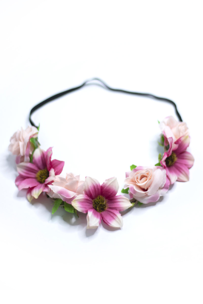 Haarband mit rosafarbenen Blüten