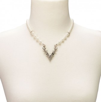 Pearl necklace with deer head pendant cream-white