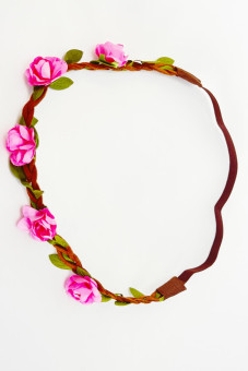 filigranowa opaska do włosów z małymi różowymi kwiatami