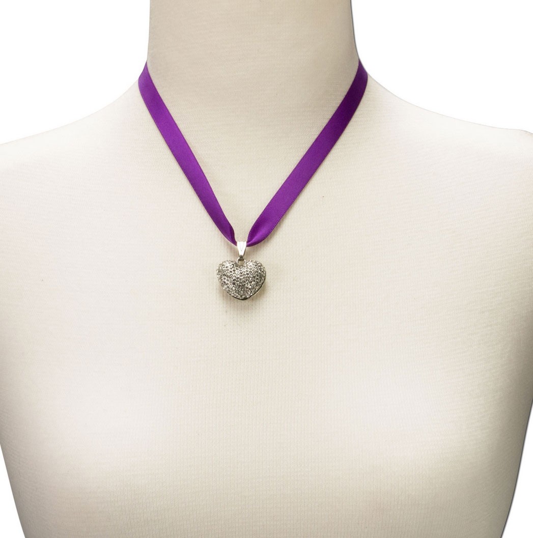 Vorschau: Satin Halskette mit Strassherzerl lila